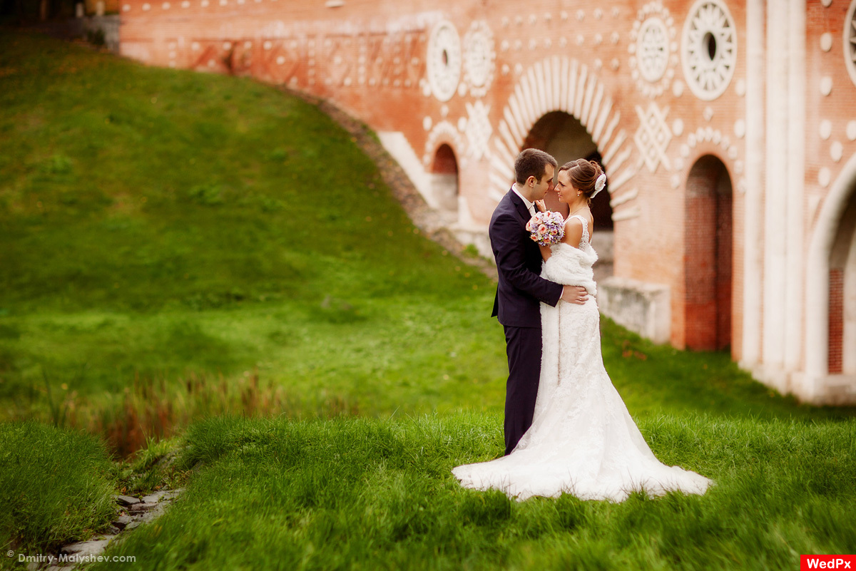 Wedding Photo. Bride and groom. Tsaritsyno park