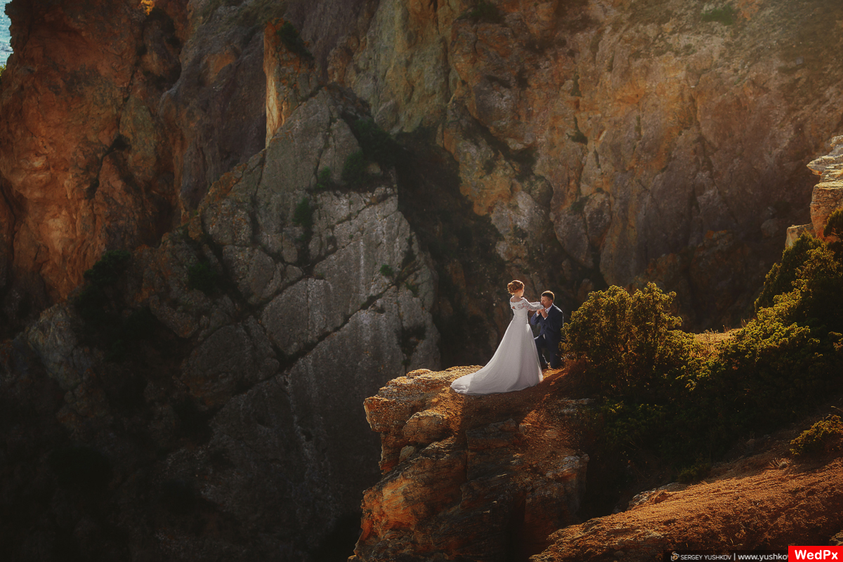 Свадебная фотосессия на белой скале